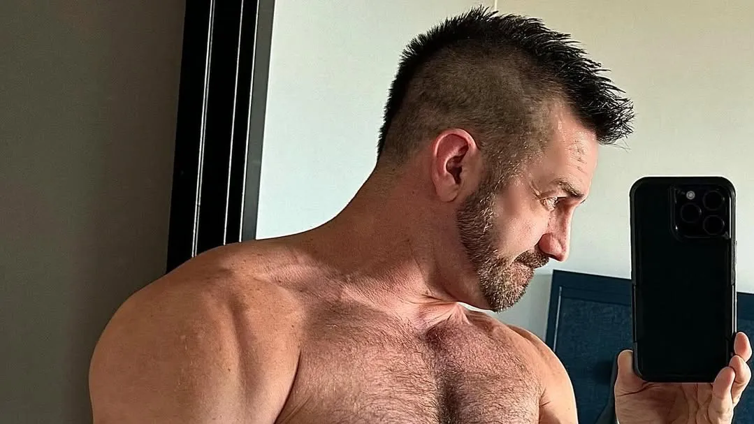 Stephen Jaxx's Wordplay Shows Off his 'Busting' Pecs
